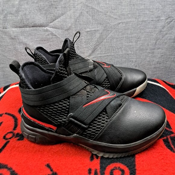 Size 9.5 LeBron Soldier 12 FlyEase 'Black Red' 2018 Men - Picture 2 of 12